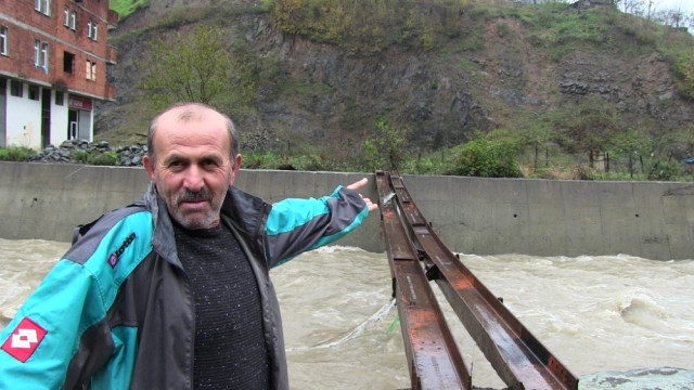 Dere Üzerinden Karşıya Bu Köprü Üzerinden Geçiyorlar