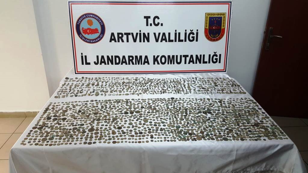 Artvin´de durdurulan bir yolcu otobüsünde çeşitli dönemlere ait olduğu değerlendirilen 2 bin 40 parça tarihi eser ele geçirildi.