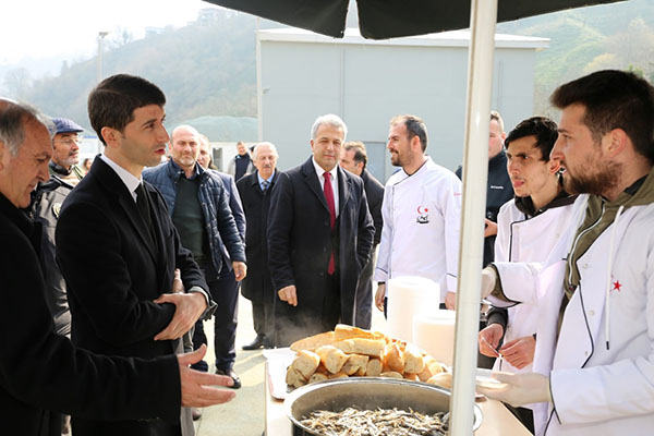 AÇÜ ARHAVİ YERLEŞKESİ’NDE HAMSİ ŞENLİĞİ YAPILDI..