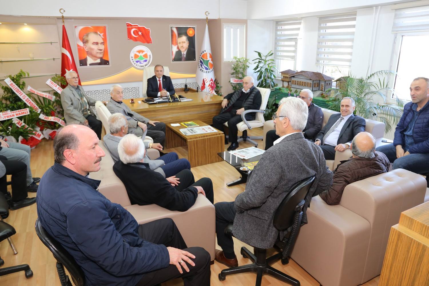 BELEDİYE BAŞKANI KURDOĞLU’NA TEBRİK ZİYARETLERİ SÜRÜYOR ZİYARETLER BAŞKANLIK MAKAMINDA DEVAM EDİYOR