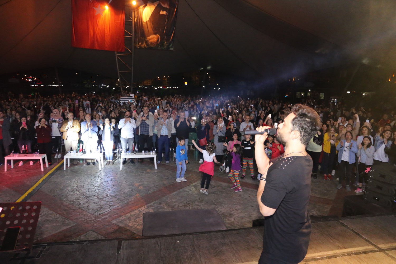 ÖZGÜN’DEN ARHAVİ’DE MUHTEŞEM KONSER