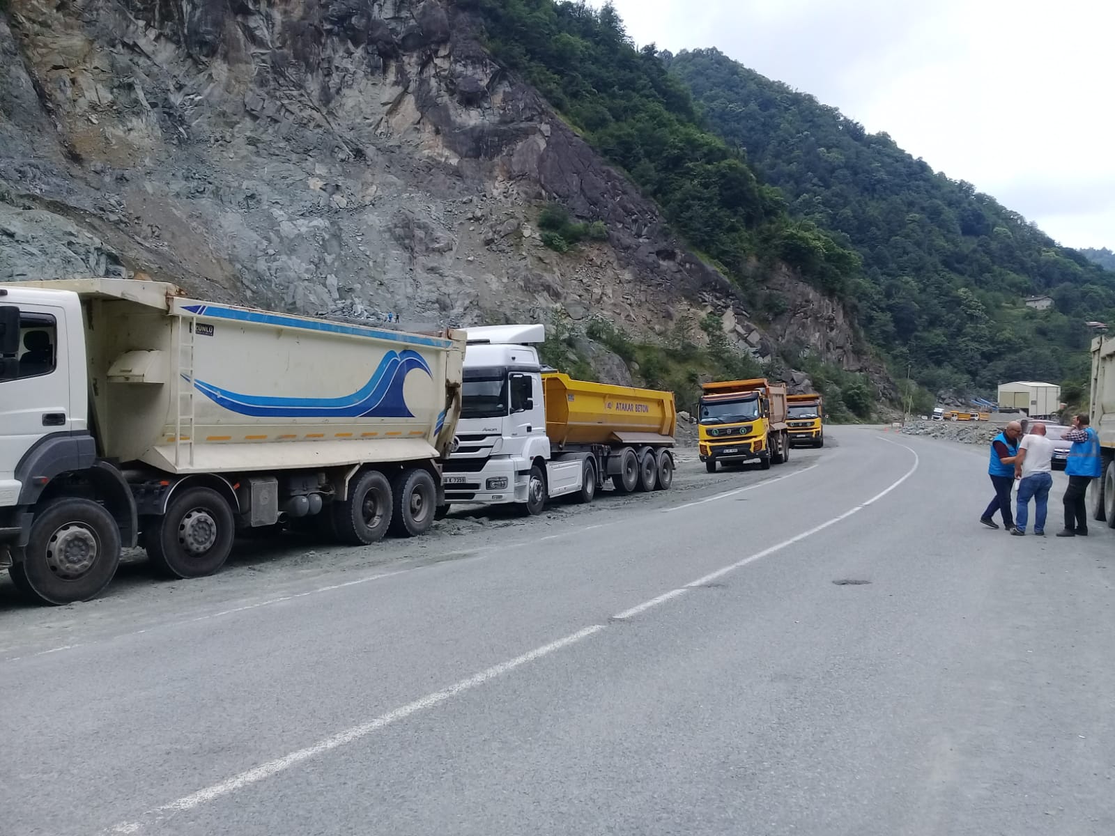 Arhavi’li Kamyoncular Yol Kesti.