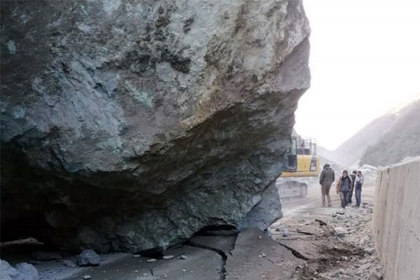 ARHAVİ’DE ÇİFTEKÖPRÜ YOLU KAPALI