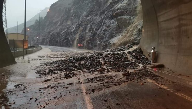Artvin’de heyelan nedeniyle sürücüler tünelde mahsur kaldı.