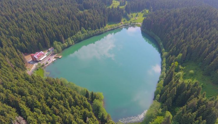 Artvin’in Şavşat ilçesindeki Karagöl her mevsim ayrı güzel