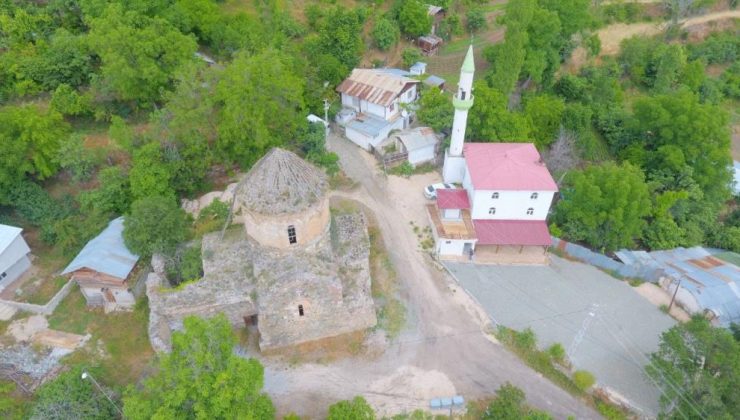 Köyde yan yana bulunan cami ve kilise ilgi görüyor