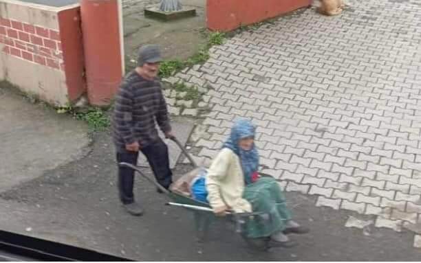 Belediye başkanı sosyal medyada el arabası ile taşınan engelli kadını gördü, tekerlekli sandalye hediye etti