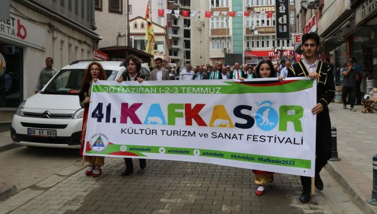 41. Kafkasör Festivali boğaların da katıldığı kortej yürüyüşüyle başladı