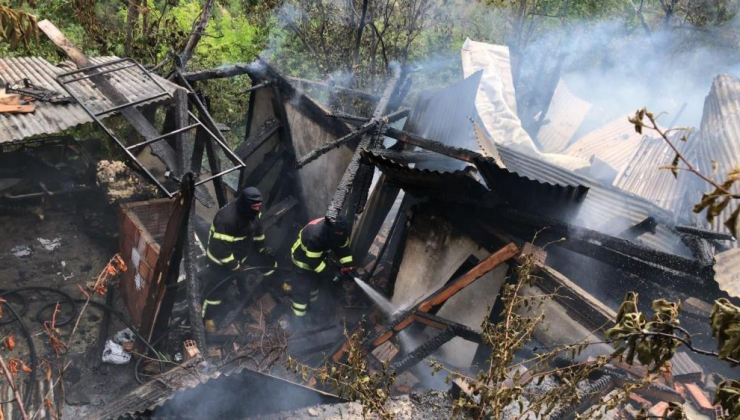 Artvin’de çıkan yangında iki katlı ahşap ev küle döndü