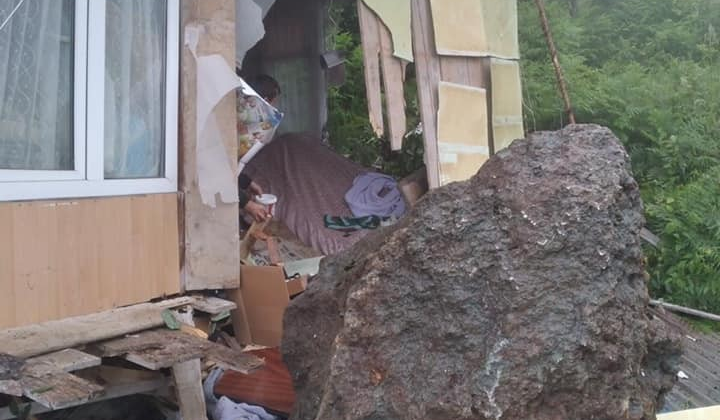 Artvin’de yamaçtan kopan dev kaya parçası önüne çıkan her şeyi yıkıp geçti