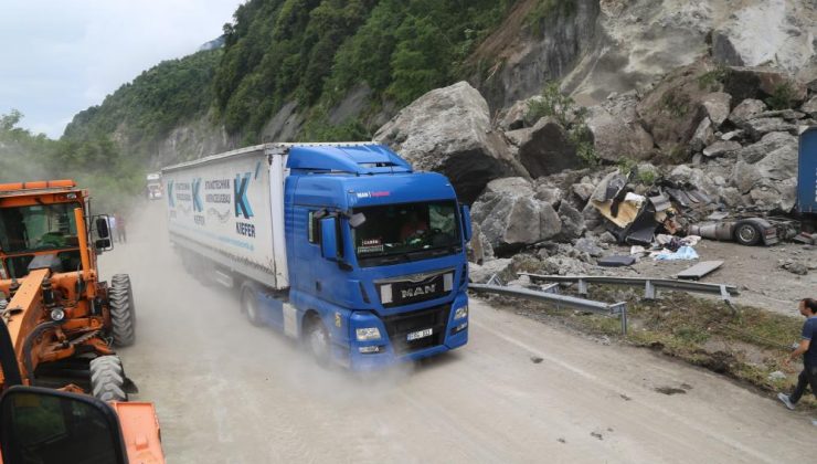 Kemalpaşa ilçesindeki heyelanın ardından Karadeniz Sahil Yolu kontrollü olarak ulaşıma açıldı